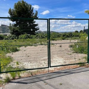 Puerta vehicular 2 hojas para malla simple torsión lacada verde 1,50 metros alto x 5,00 metros ancho