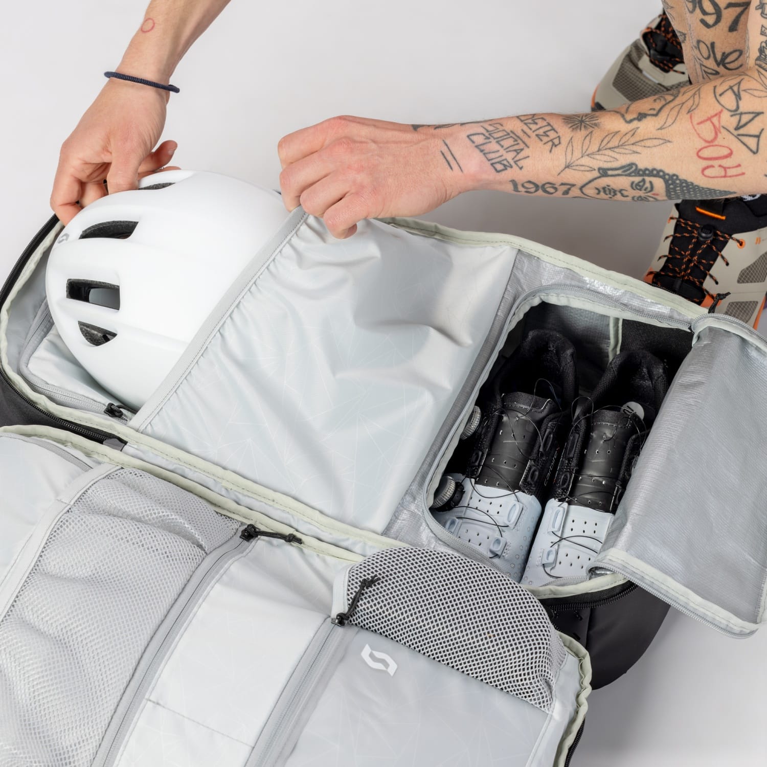 GEAR 40 VERDE DOUGLAS / NEGRA MOCHILA SCOTT 417996 - Imagen 2